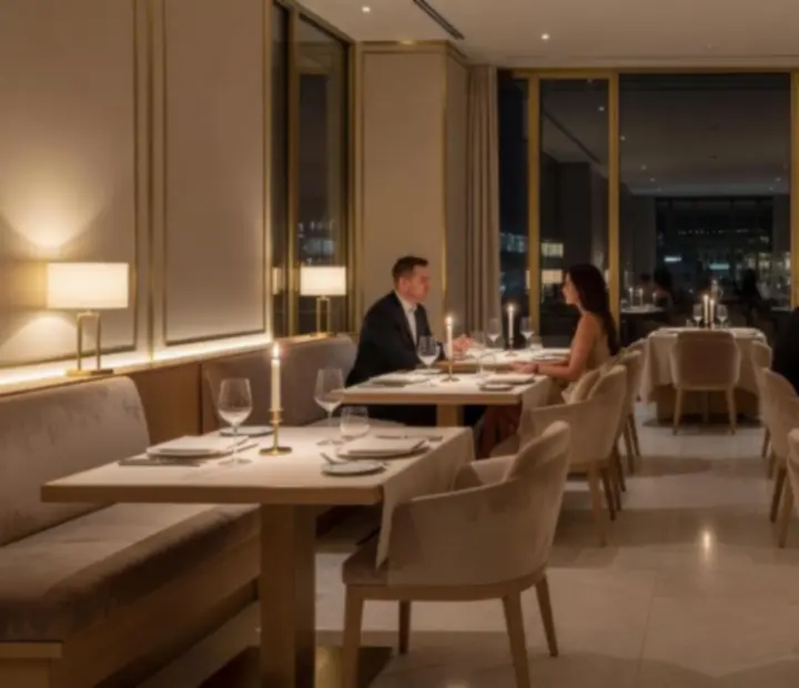 Elegáns, gyertyafényes budapesti gourmet étterem belső tere.